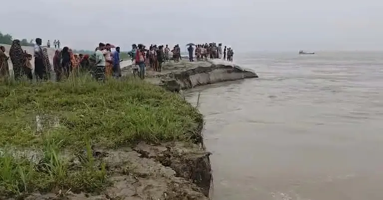 পদ্মার পাড় ধসে শিশু নিখোঁজ